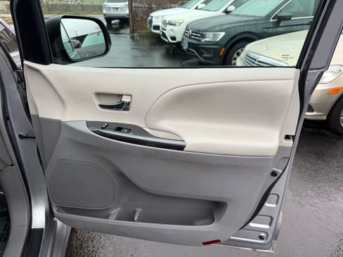 Used 2011 Toyota Sienna SE image 17