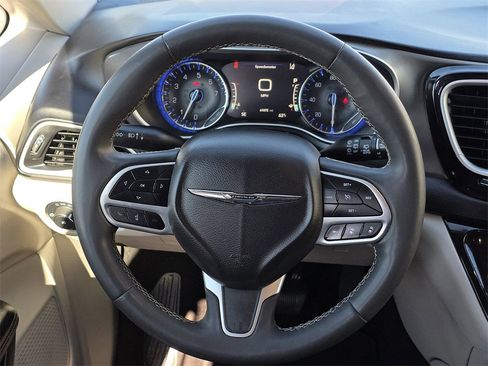 Used 2022 Chrysler Pacifica Touring-L image 24