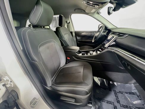 Used 2023 Jeep Grand Cherokee Laredo RWD image 25