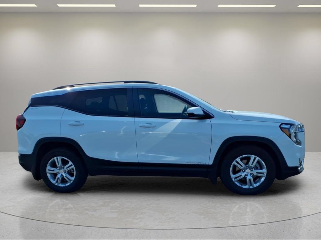 Used 2024 GMC Terrain SLE w/ Driver Convenience Package FWD image 2