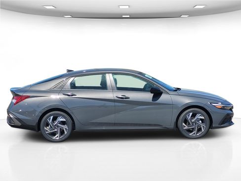 New 2025 Hyundai Elantra SEL image 9