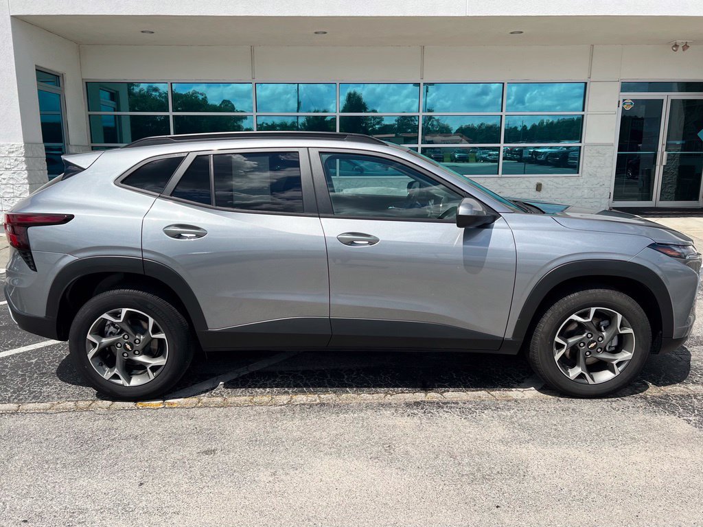 Used 2025 Chevrolet Trax LT FWD image 3
