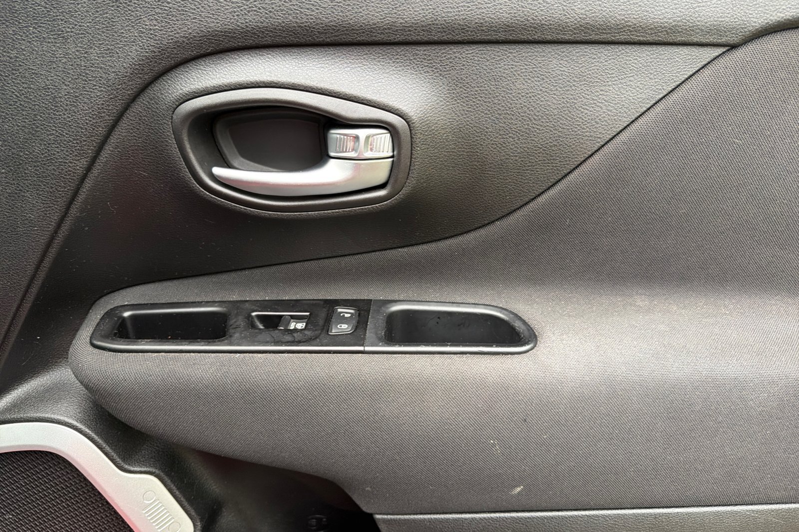 Used 2021 Jeep Renegade Latitude FWD image 22