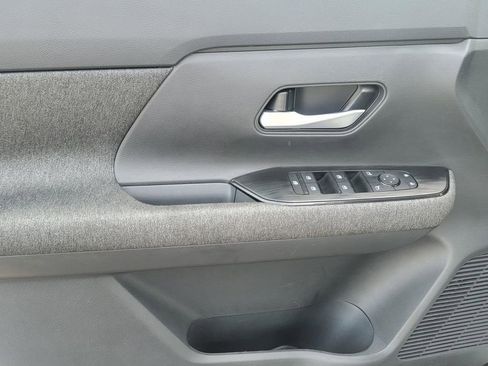 Used 2025 Nissan Kicks SV AWD/4WD image 11