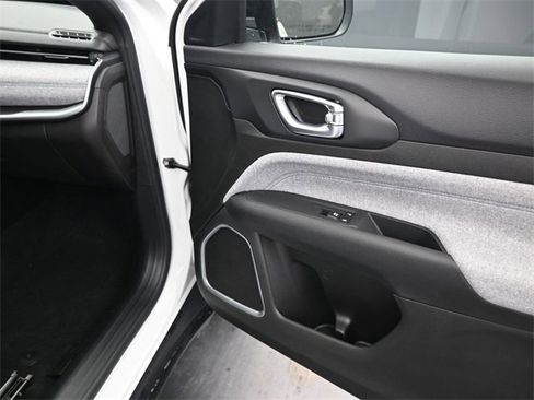 Used 2025 Jeep Compass Sport image 11