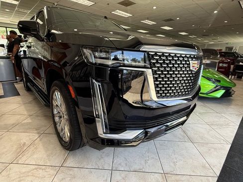 Used 2024 Cadillac Escalade Premium Luxury AWD/4WD image 33