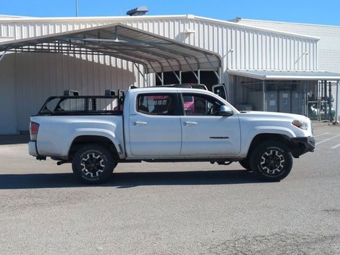 Used 2017 Toyota Tacoma Limited image 4