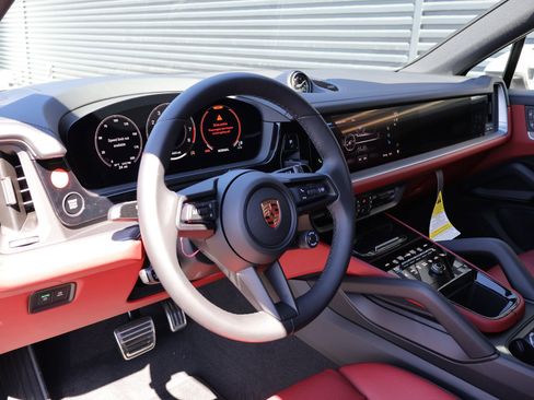 New 2026 Porsche Cayenne S image 4