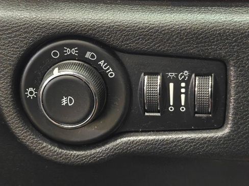 Used 2017 Chrysler Pacifica Limited FWD image 76