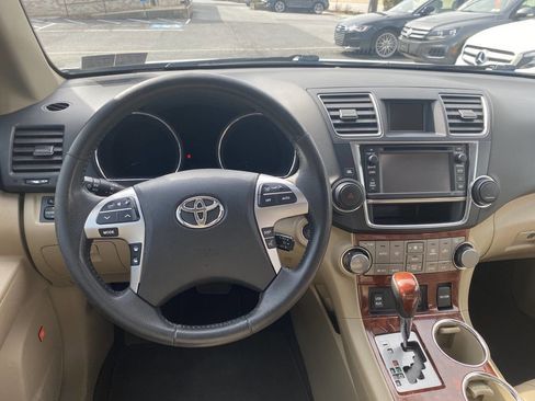 Used 2013 Toyota Highlander Limited image 25