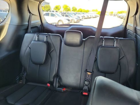 Used 2024 Chrysler Pacifica Select image 17