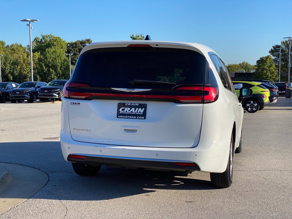 Used 2024 Chrysler Pacifica Touring-L FWD image 8