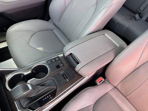 Used 2023 Toyota Highlander Limited image 23