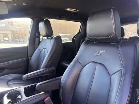 Used 2024 Chrysler Pacifica Select image 22