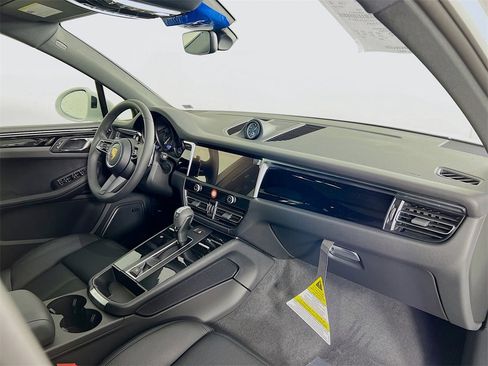 Certified 2025 Porsche Macan Base image 27