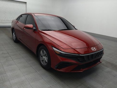 Used 2025 Hyundai Elantra SE FWD image 13