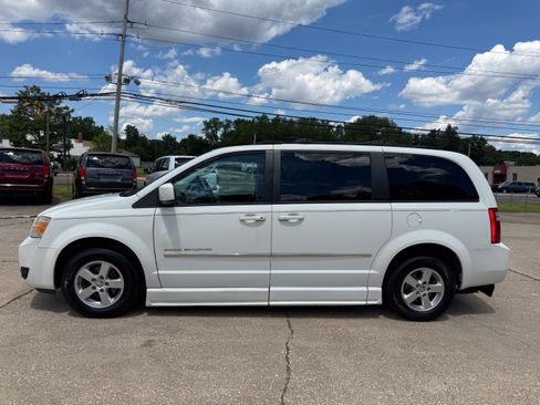 Used 2010 Dodge Grand Caravan SXT w/ Trailer Tow Group FWD image 5