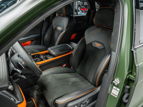 Used 2025 Bentley Bentayga image 23
