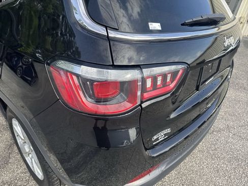 Used 2018 Jeep Compass Latitude FWD image 32