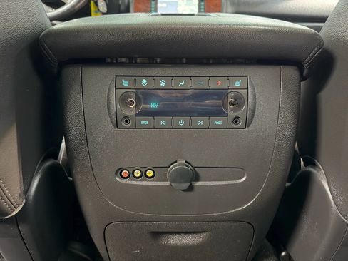 Used 2013 Chevrolet Suburban LTZ image 19