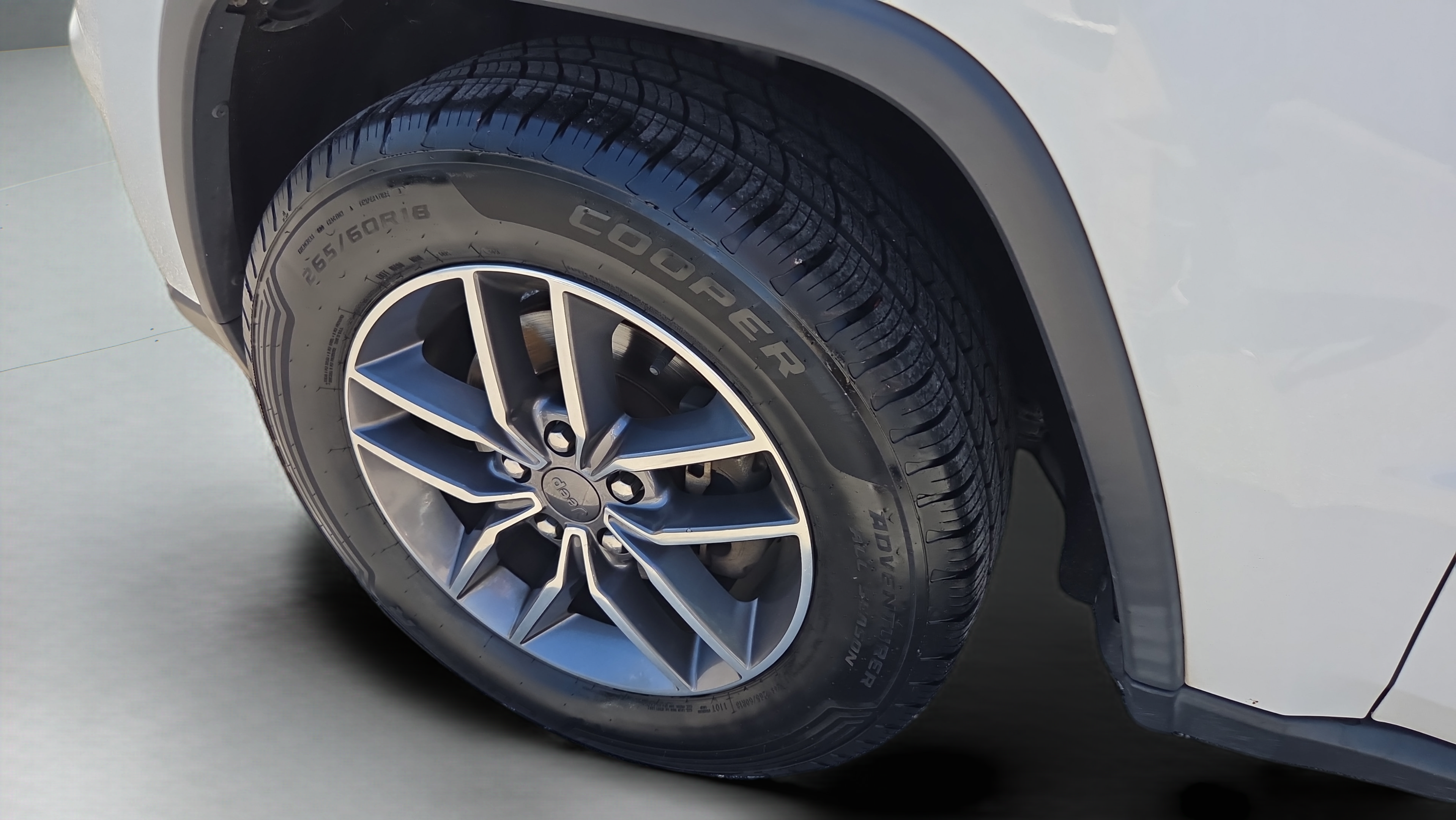 Used 2020 Jeep Grand Cherokee Limited AWD/4WD image 9