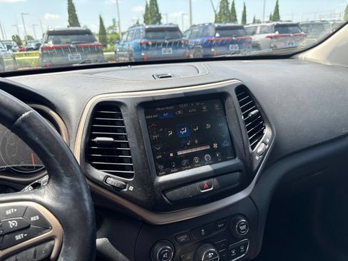 Used 2016 Jeep Cherokee Limited FWD image 3