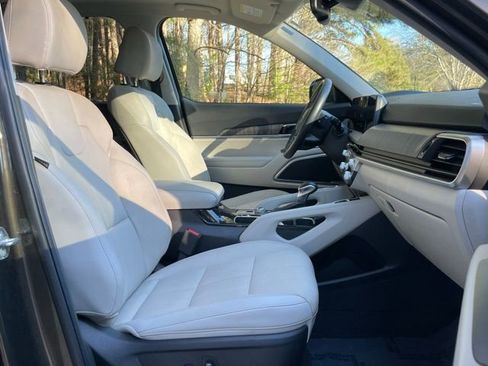 Used 2024 Kia Telluride EX w/ EX Captain's Chair Package image 22
