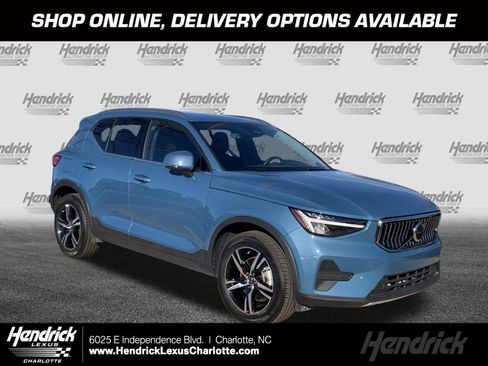 Used 2025 Volvo XC40 B5 Core image 1