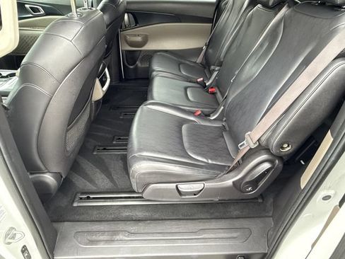 Used 2025 Kia Carnival FWD image 20