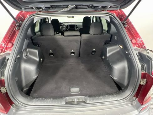 Used 2021 Jeep Cherokee Latitude FWD image 24