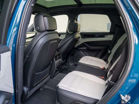 Certified 2026 Porsche Cayenne AWD/4WD image 21