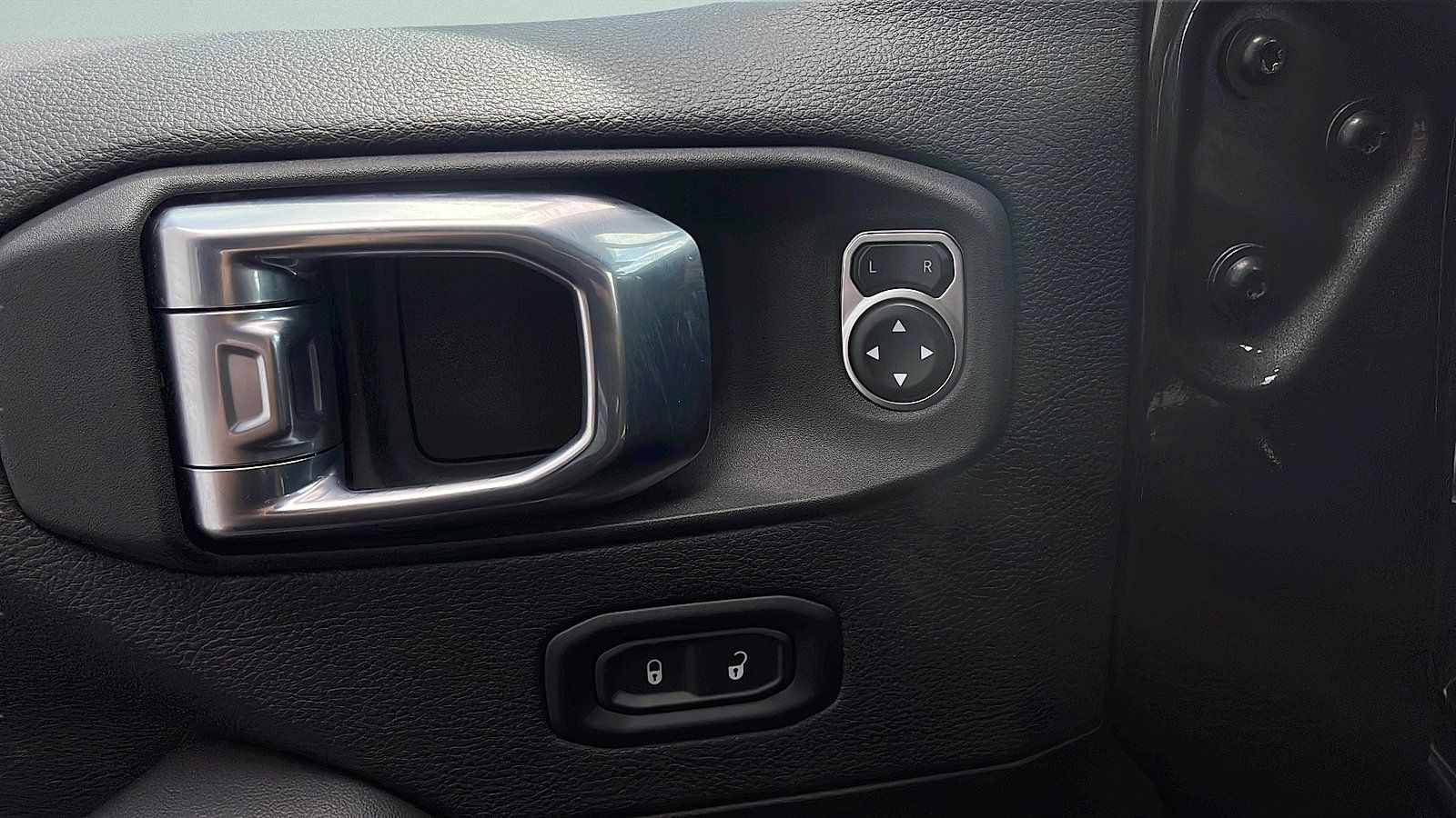 Used 2025 Jeep Wrangler Unlimited Sahara AWD/4WD image 22