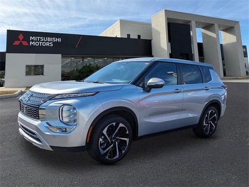 Used 2024 Mitsubishi Outlander SE image 1