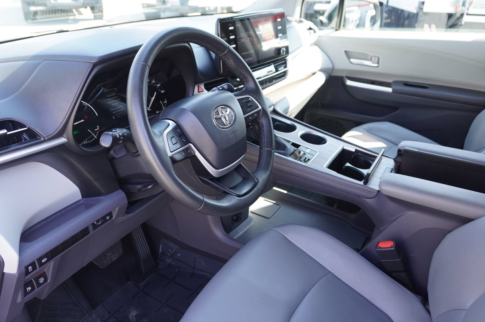 Certified 2023 Toyota Sienna XLE FWD image 14