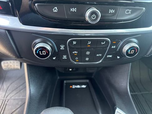 Used 2022 Chevrolet Traverse LT image 11