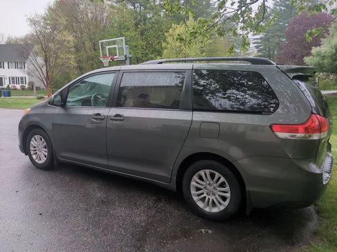 Used 2014 Toyota Sienna XLE FWD image 4