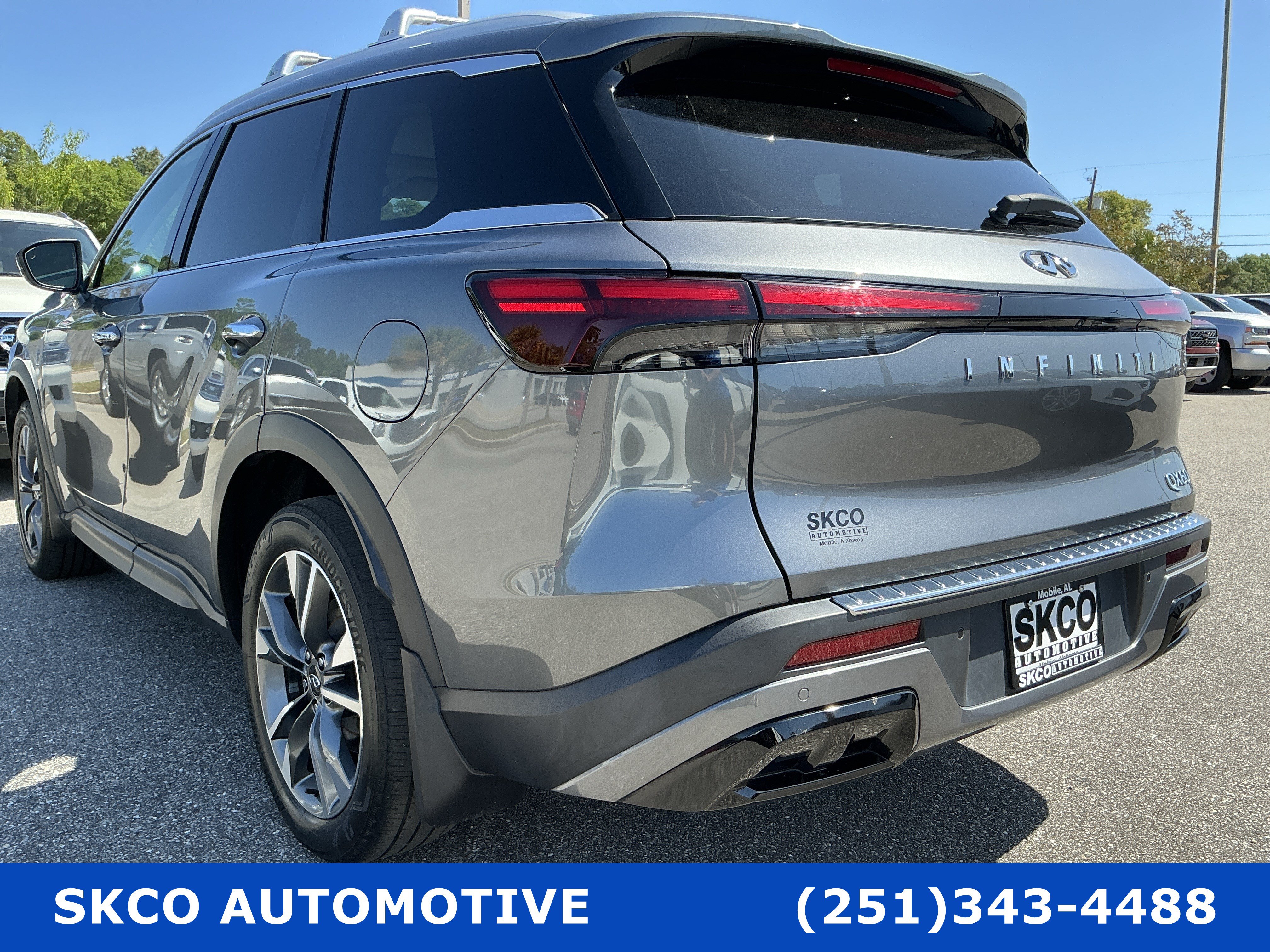 Used 2023 INFINITI QX60 Luxe w/ Cargo Package FWD image 3