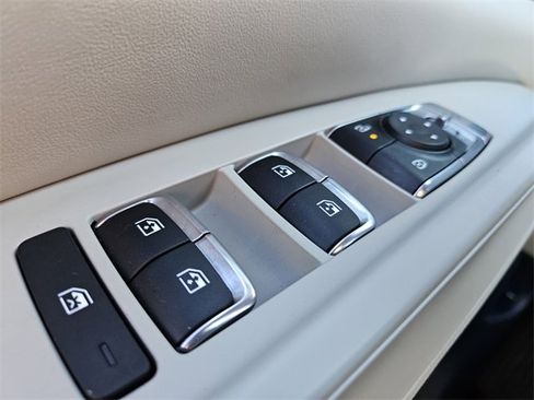 Used 2025 Kia Carnival EX image 31