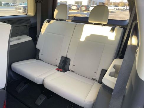 Used 2025 Hyundai Santa Fe SE image 3