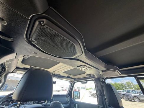 Used 2023 Jeep Gladiator Overland AWD/4WD image 8