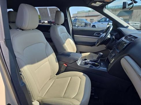 Used 2018 Ford Explorer XLT w/ Equipment Group 202A FWD image 32