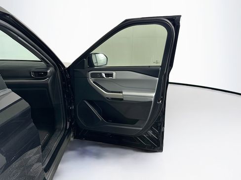 Used 2022 Ford Explorer XLT w/ Equipment Group 202A image 35