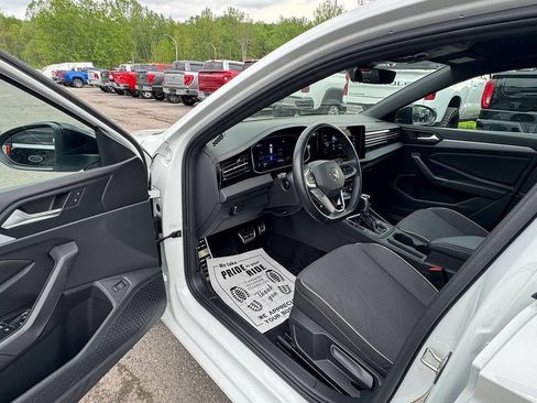 Used 2025 Volkswagen Jetta Sport FWD image 5