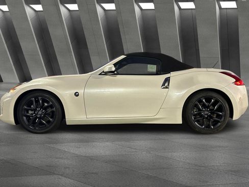 Used 2018 Nissan 370Z Touring image 7