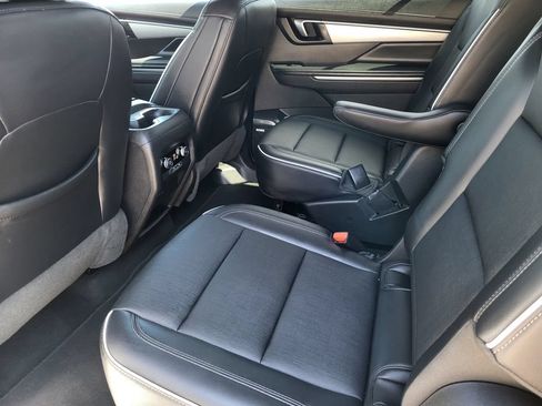 Used 2025 Buick Enclave Preferred AWD/4WD image 21