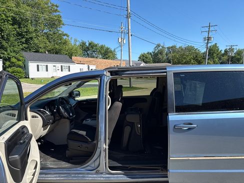Used 2012 Chrysler Town & Country Touring FWD image 10
