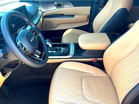 Used 2024 Kia Carnival LX image 13