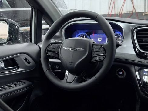 Certified 2025 Chrysler Pacifica Limited FWD image 32