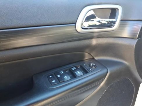 Used 2019 Jeep Grand Cherokee Altitude image 25