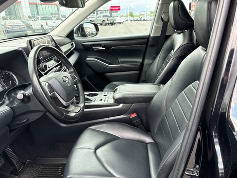 Used 2023 Toyota Highlander XLE AWD/4WD image 10